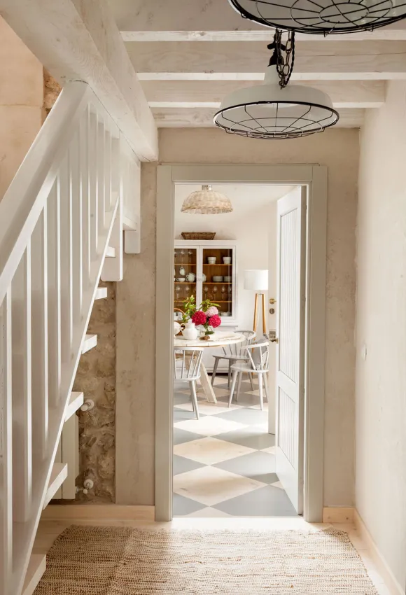 entrée avec poutres murs en pierres et escalier décoration rustique chic maison rénovée Espagne