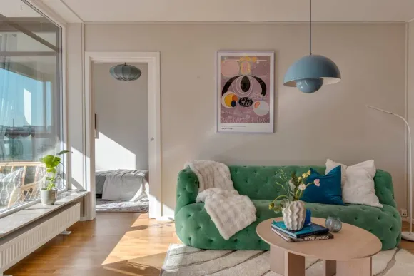 salon canapé vert appartement moderne et coloré de 76m2 décoration scandinave