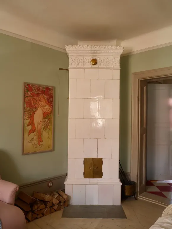 chambre vintage murs vert avec poêle décoration scandinave