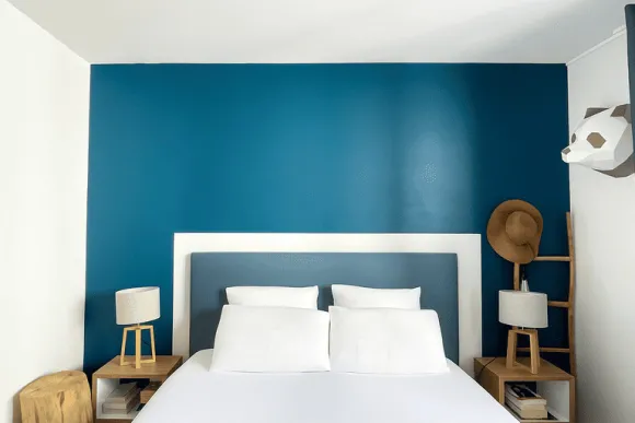 chambre mur bleu décoration contemporaine appartement Paris Happy Pog ©Charlotte Gille