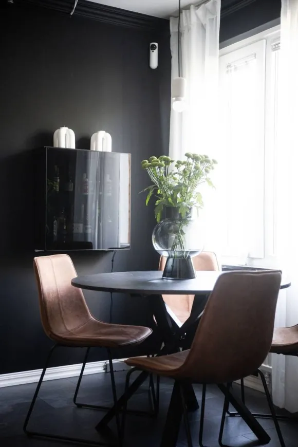 cuisine mur noir décoration design et scandinave avec espace salle à manger appartement deux-pièces 68m2