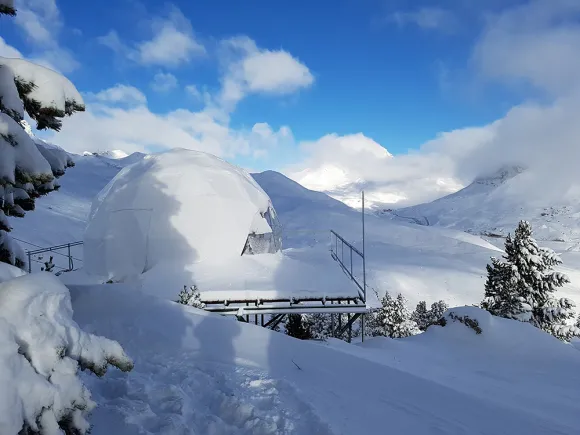 façade maison dôme sous la neige