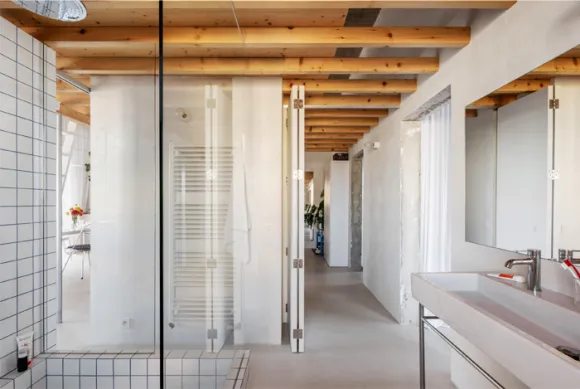 salle de bain design avec poutres