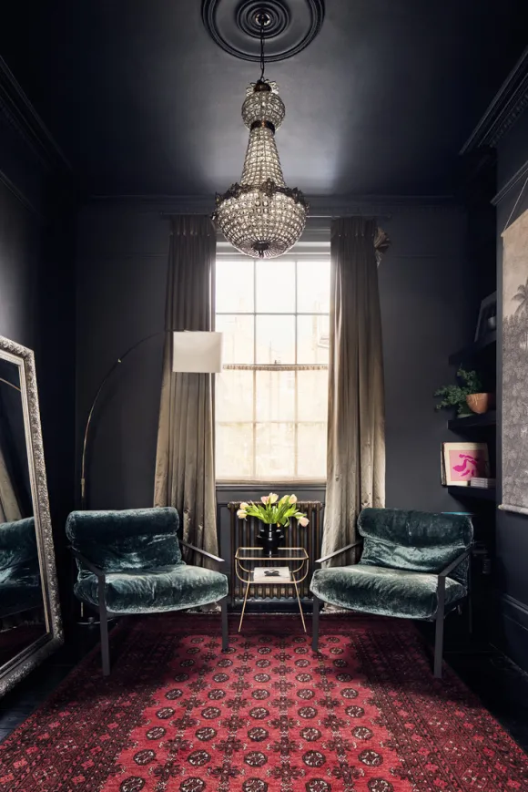 salon murs et plafond noir maison Londres