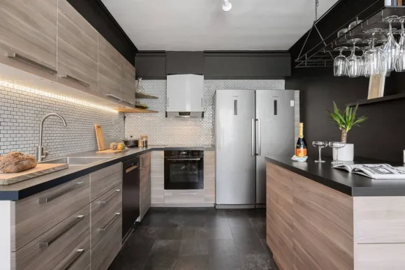 cuisine bois mur noir décoration design et scandinave appartement deux-pièces 68m2