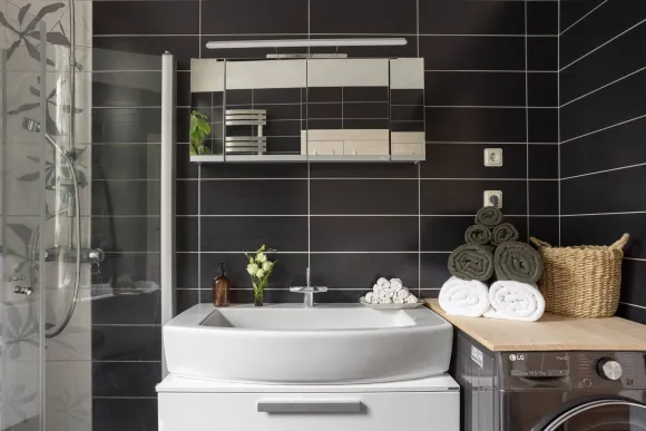 black and white bathroom