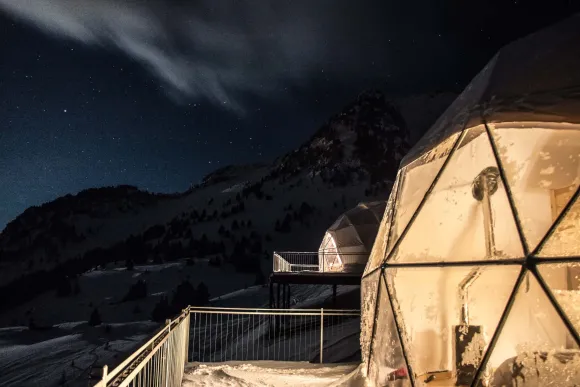 façade maison dôme sous la neige