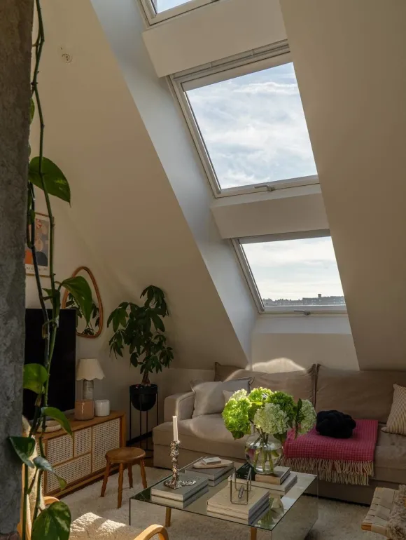 salon double hauteur mansardé avec fenêtres de toit velux décoration scandinave