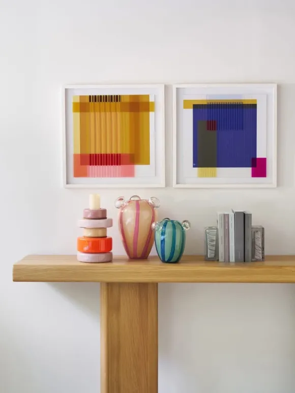console avec vases colorés en verre
