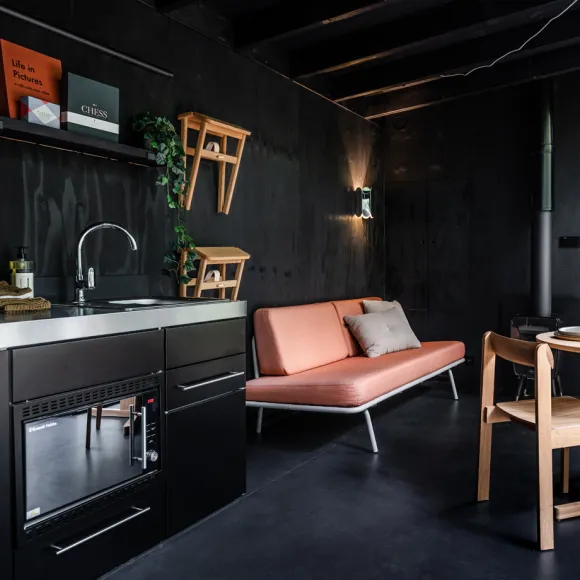 salon décoration design petite maison façade noire BushBox