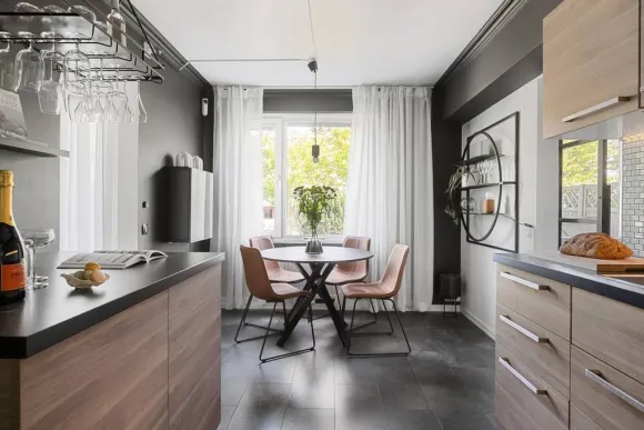 cuisine bois mur noir décoration design et scandinave avec espace salle à manger appartement deux-pièces 68m2