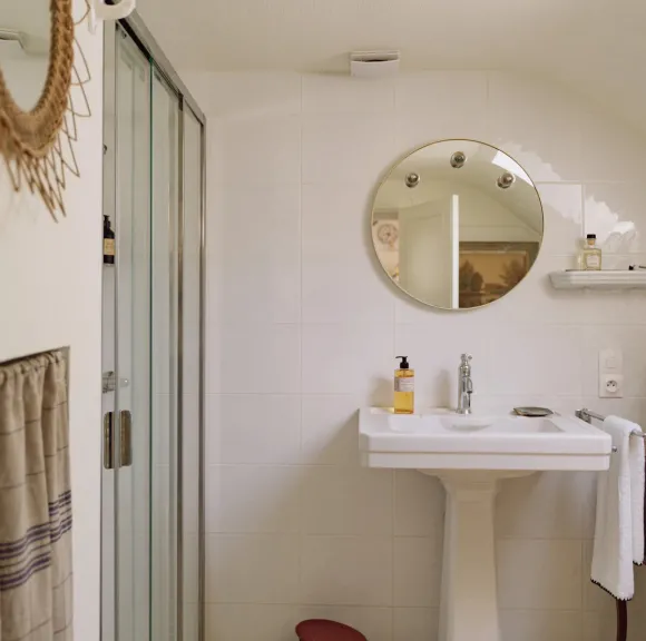 salle de bain maison de campagne Le Prieuré Maison du Pêcheur Marnay-sur-Seine