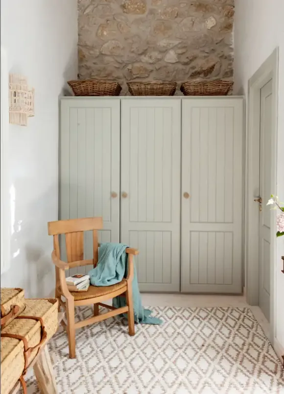 dressing avec mur de pierres décoration rustique chic maison rénovée Espagne