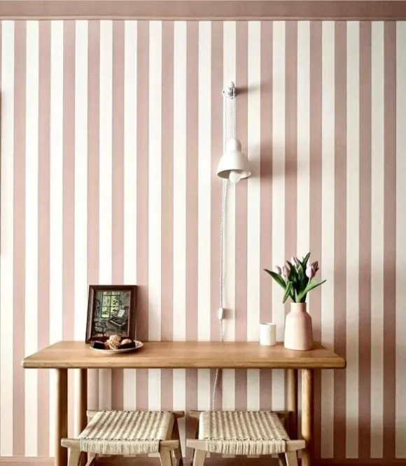 entrée papier-peint rose rayures rénovation par Happy Pog photo Billie Blanket