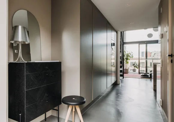entrée avec placard noir mini loft 52m2 en duplex décoration design
