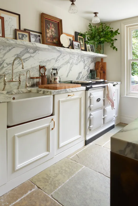 cuisine anglaise décoration classique chic avec piano de cuisson Aga
