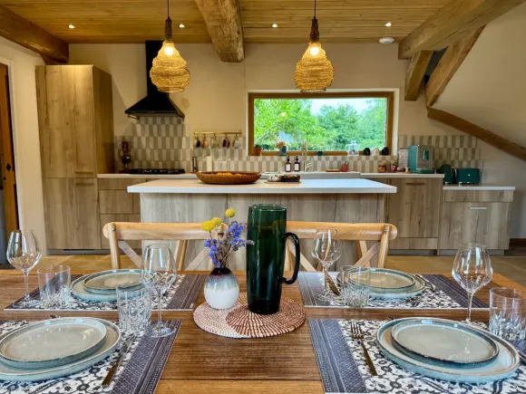 cuisine et salle à manger décoration rustique chic maison ancienne rénovée à colombages en Normandie le Clos du Haut