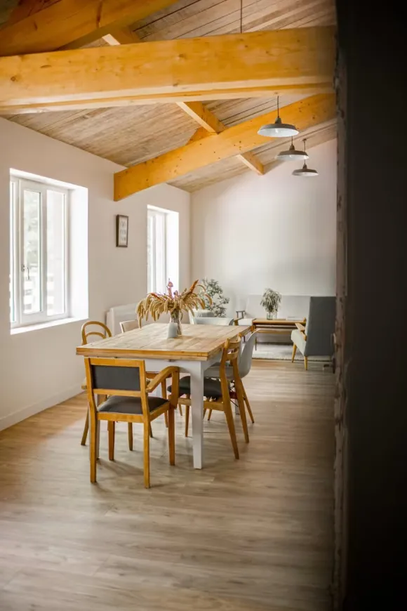 salle à manger avec poutres maison en bois