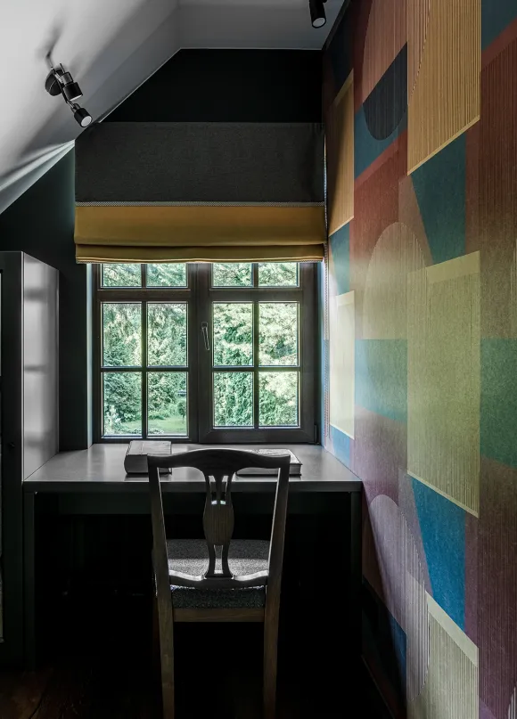 bureau mansardé avec fenêtre