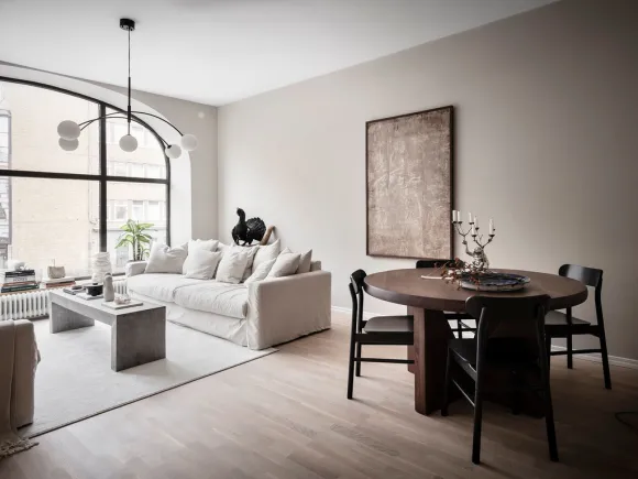 salon avec fenêtre en arc