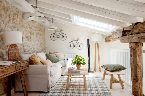 salon avec poutres et murs de pierre sur mezzanine décoration rustique chic maison rénovée Espagne