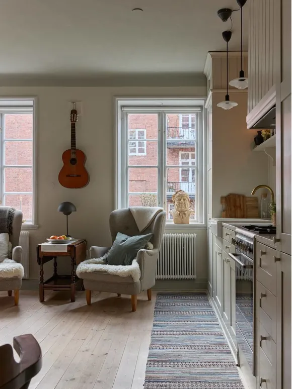 salon avec cuisine ouverte beige décoration scandinave deux-pièces 36m2