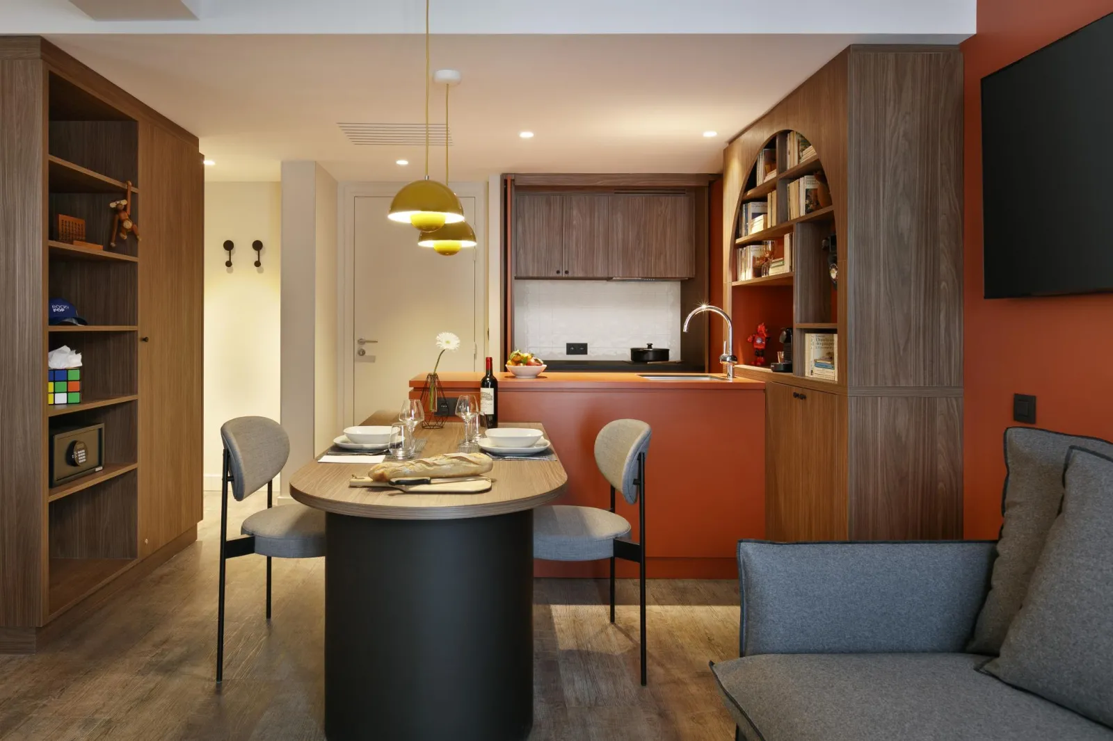 Ce studio à la décoration chaleureuse est un exemple à suivre