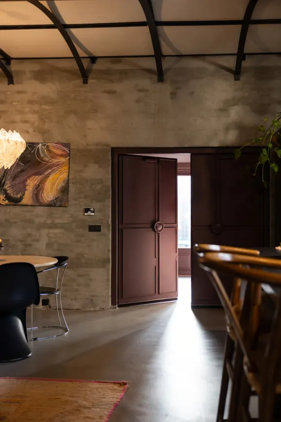salle à manger et cuisine ouverte maison de ville dans ancien cinéma