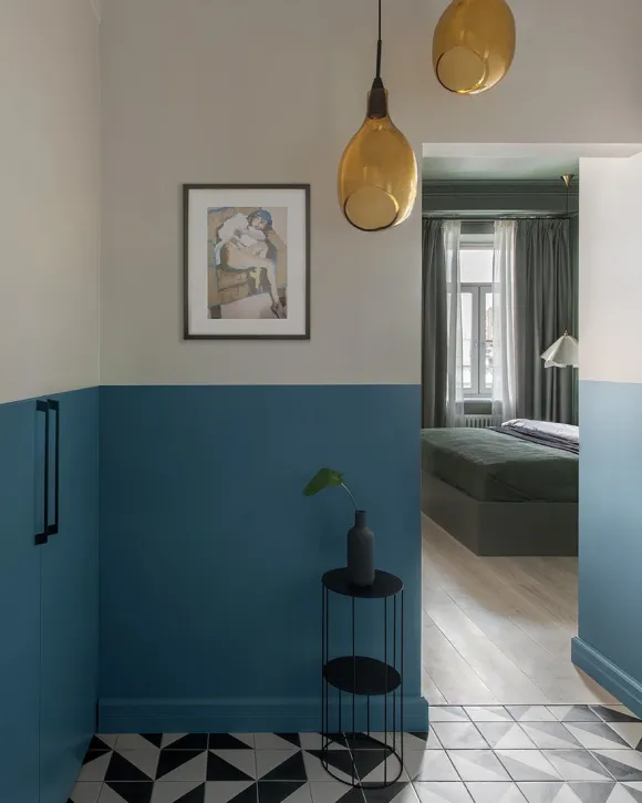 entrée mur bleu sol noir et blanc décoration contemporaine appartement de 35m2