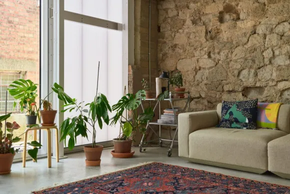 salon mur pierre décoration vintage grange rénovée en maison architecte The Old Byre Ile de Wight