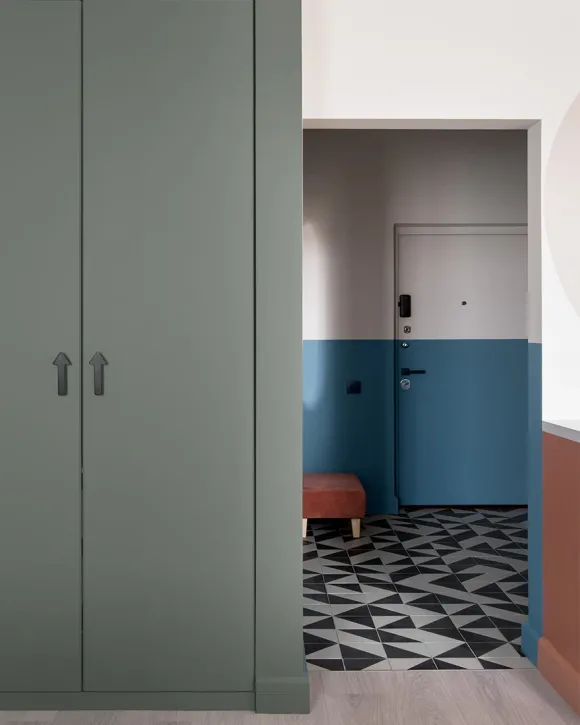 entrée mur bleu sol noir et blanc décoration contemporaine appartement de 35m2