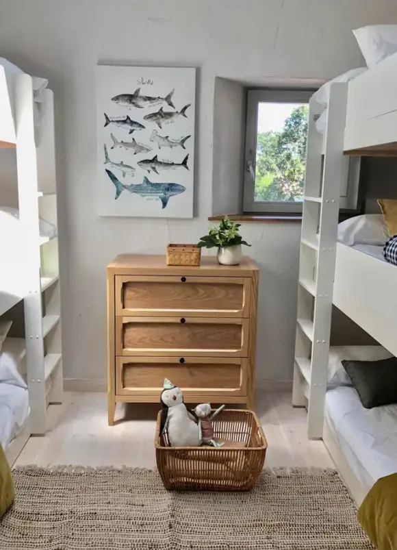 dortoir enfants lits superposés décoration rustique chic maison rénovée Espagne