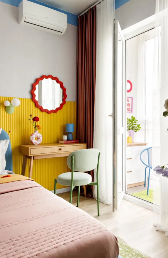 chambre avec espace bureau décoration colorée