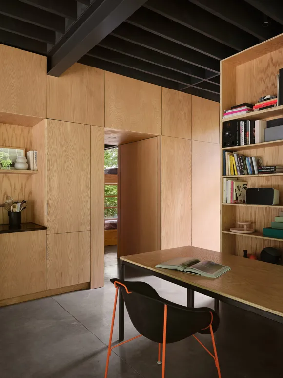 cuisine ouverte et salle à manger avec bibliothèque maison en bois contemporaine décoration design