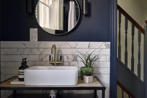 salle de bain bleue rétro maison victorienne décoration contemporaine