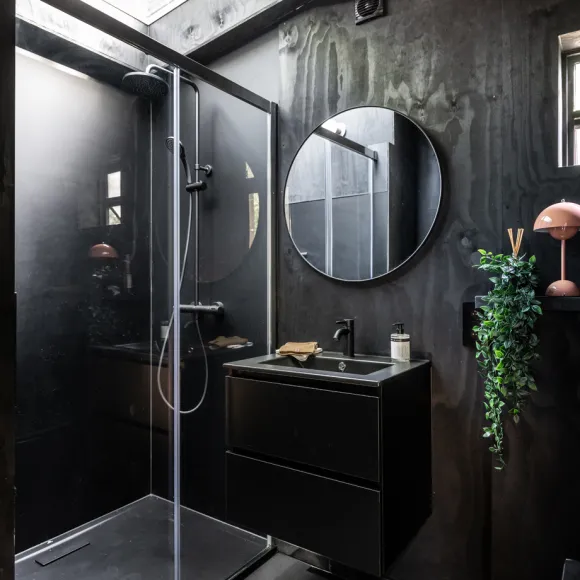 salle de bain petite maison façade noire BushBox