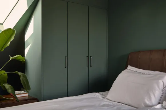 chambre murs et plafond vert maison victorienne décoration contemporaine