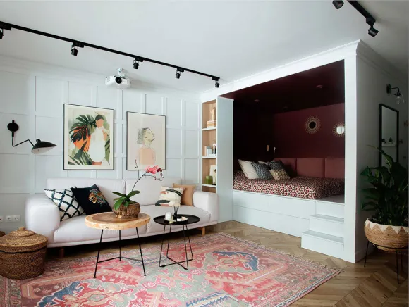 studio aménagé avec coin nuit sur podium