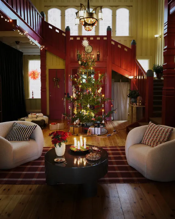 entrée maison ancienne en bois avec sapin