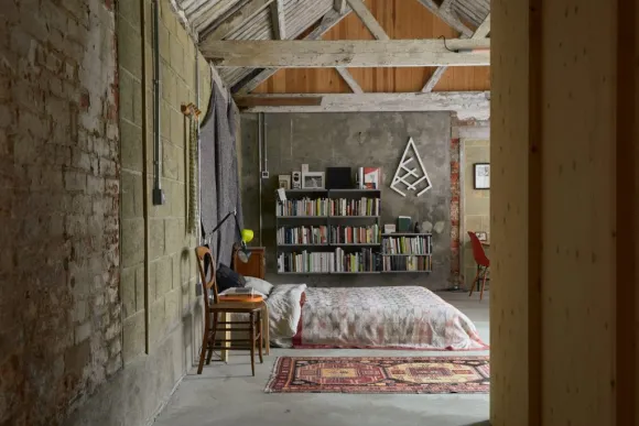 chambre décoration vintage grange rénovée en maison architecte The Old Byre Ile de Wight