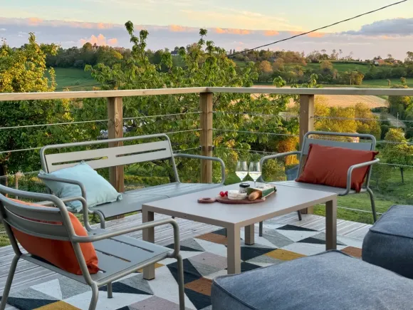 terrasse maison ancienne rénovée à colombages en Normandie le Clos du Haut