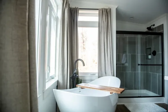 salle de bain avec baignoire îlot petite maison de 62m2 Sonoma par Zook Cabins
