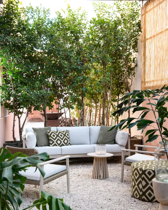 jardin avec salon de jardin sur sol gravier