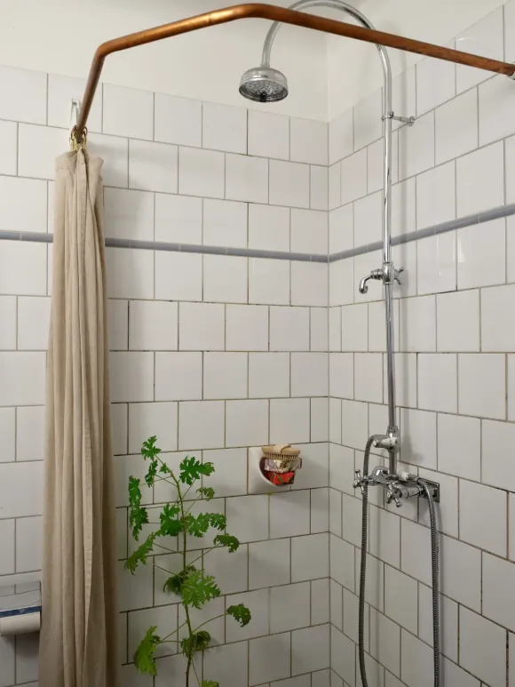 salle de bain style rustique carrelage blanc