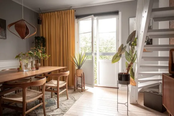 salle à manger avec escalier appartement en duplex 65m2