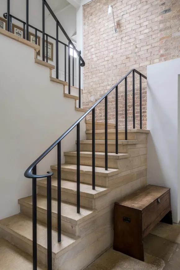 escalier métal et pierre