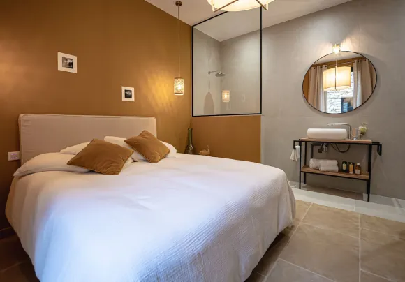 chambre avec salle de bain maison en pierres sèches contemporaine avec piscine Gordes villa AVA