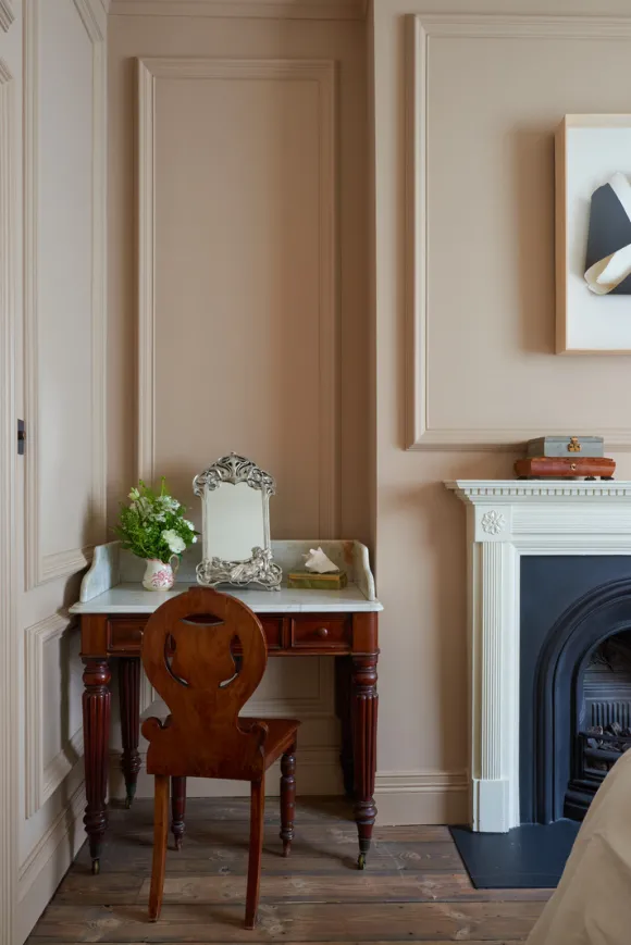 chambre couleur vieux rose avec cheminée ancienne