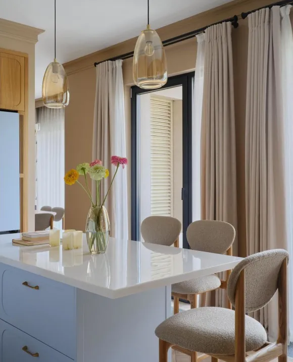 cuisine bleue appartement 100m2 décoration vintage et contemporaine
