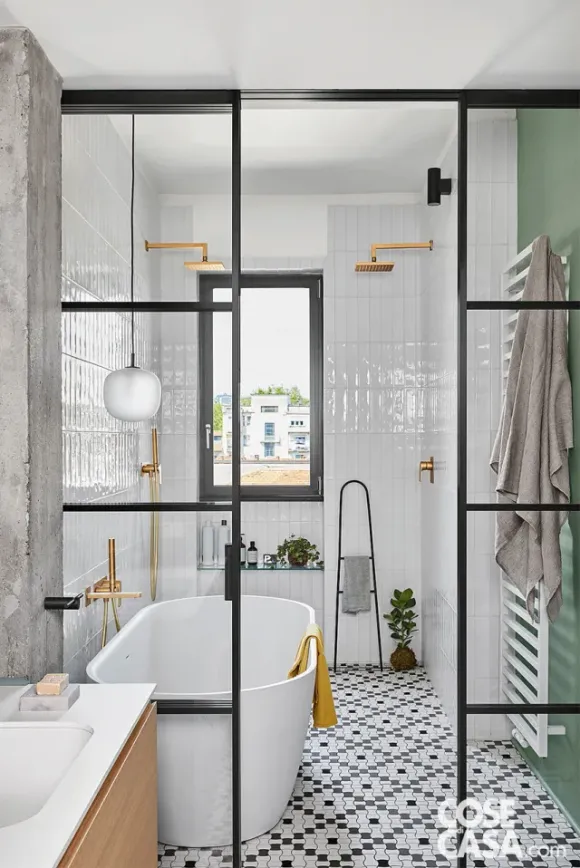 salle de bain noire et blanche avec verrière décoration contemporaine